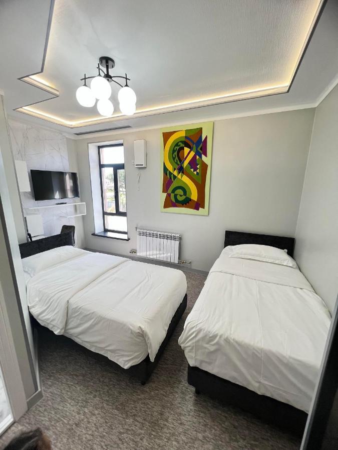 Mongu Hotel Karakol Eksteriør bilde